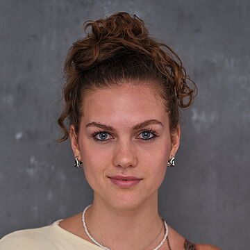Portraitfoto der Schauspielerin Nathalie Amber Klein, IAF Absolventi 2026