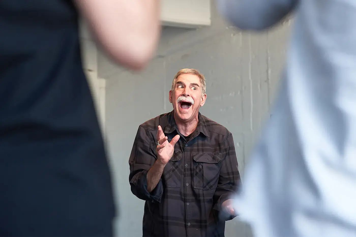 Acting-Coach spielt mit ausdrucksstarker Mimik im Workshop, Los Angeles Workshop der IAF 2017