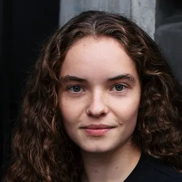 Portraitfoto der Schauspielerin Luisa, IAF Absolventin 2022