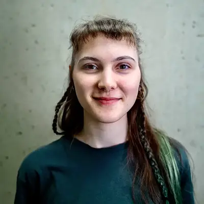 Portraitfoto von Lotta Dewenter, Dozentin für Sprechen und Stimmbildung an der IAF Filmschauspielschule Köln
