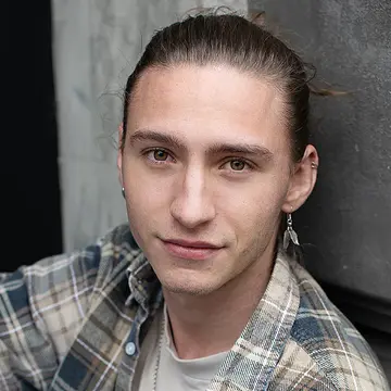 Portraitfoto des Schauspielers Béla Kampschulte, IAF Absolvent 2023