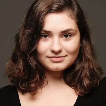 Portraitfoto der Schauspielerin Laura Lechner, IAF Absolventin 2017
