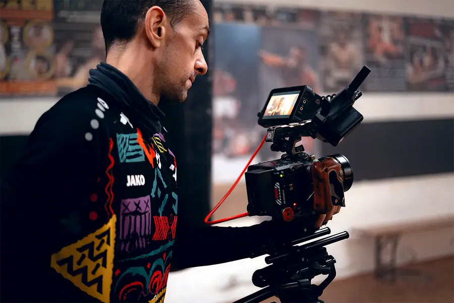 Kameramann beim Dreh des Abschlussfilms Opernboxer in einer Boxhalle