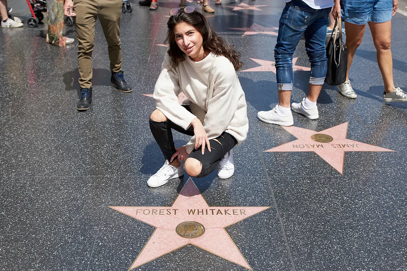 Studentin kniet am Stern von Forest Whitaker auf dem Hollywood Walk of Fame, Los Angeles Studienfahrt der IAF 2017
