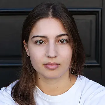 Portraitfoto der Schauspielerin Lea Tamina Mijic, IAF Absolventin 2024