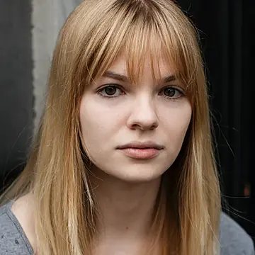 Portraitfoto der Schauspielerin Alina A. Bergmann, IAF Absolventin 2021