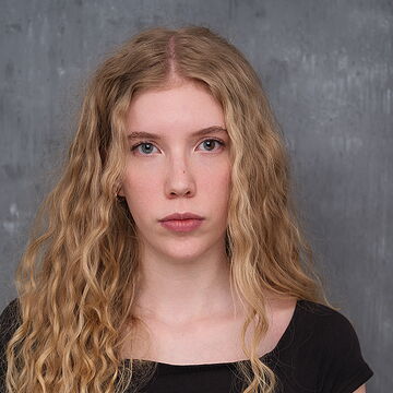Portraitfoto der Schauspielerin Carlotta Eicke, IAF Absolventi 2026