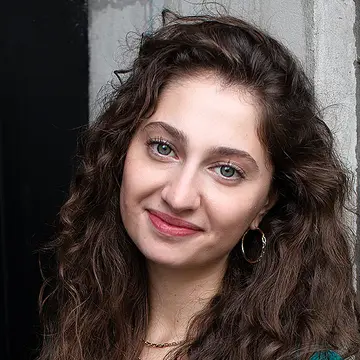 Portraitfoto der Schauspielerin Friederike Ninive Ahrari, IAF Absolventin 2023