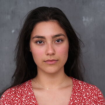 Portraitfoto der Schauspielerin Bêrîvan Başmeydan, IAF Absolventin 2026