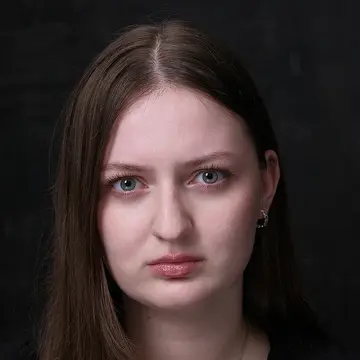 Portraitfoto der Schauspielerin Louisa Schlemmer, IAF Absolventin 2025
