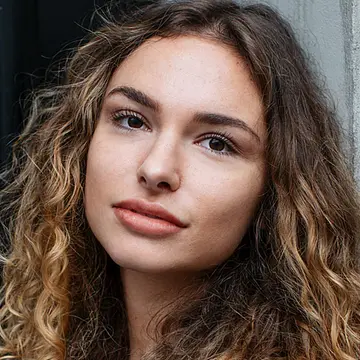 Portraitfoto der Schauspielerin Silvana Synovia, IAF Absolventin 2021