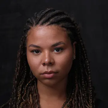 Portraitfoto der Schauspielerin Yessy Buchmüller Polanco, IAF Absolventin 2025
