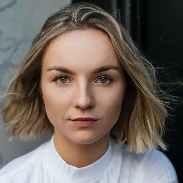 Portraitfoto der Schauspielerin Kira Lea Schmidt, IAF Absolventin 2020