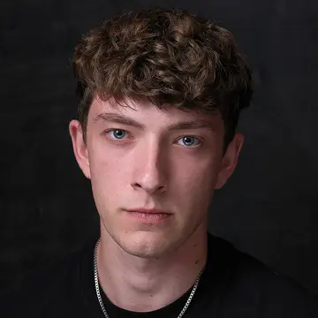 Portraitfoto des Schauspielers Tim Bauer, IAF Absolvent 2025