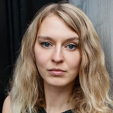 Portraitfoto der Schauspielerin Larissa Blanchard, IAF Absolventin 2021