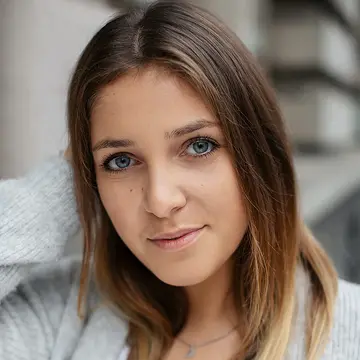 Portraitfoto der Schauspielerin Jenny Bless, IAF Absolventin 2019