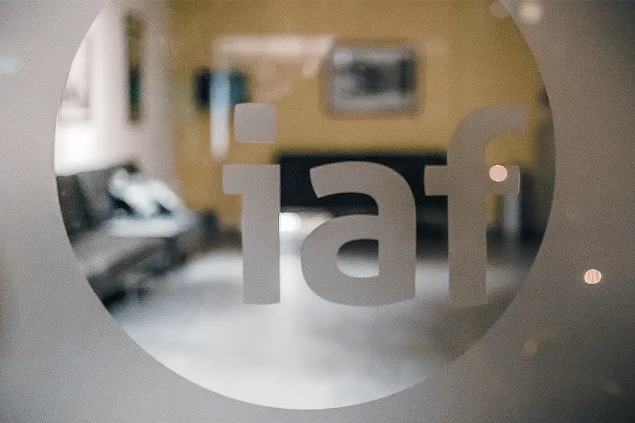 IAF Logo als Glasgravur auf der Eingangstür der Filmschauspielschule in Köln