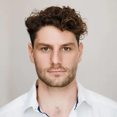 Portraitfoto von Joël Schnabel, Dozent für Schauspiel an der IAF Filmschauspielschule Köln