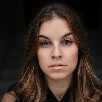 Portraitfoto der Schauspielerin Sophia Luh, IAF Absolventin 2019