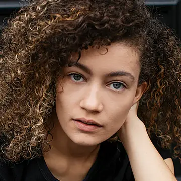 Portraitfoto der Schauspielerin Vanessa Strasser, IAF Absolventin 2021