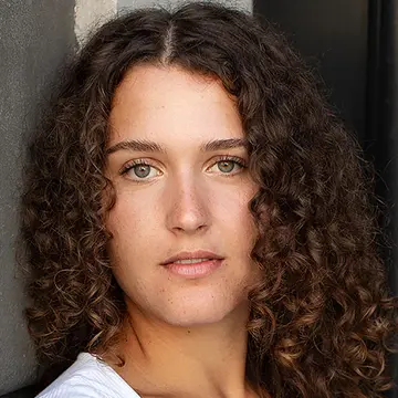 Portraitfoto der Schauspielerin Abby Vollmer, IAF Absolventin 2024