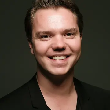Portraitfoto des Schauspielers Sebastian Florian, IAF Absolvent 2017