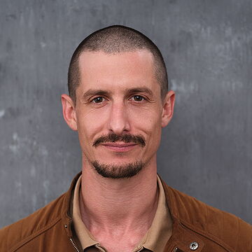 Portraitfoto des Schauspielers Julian Gülich, IAF Absolvent 2026