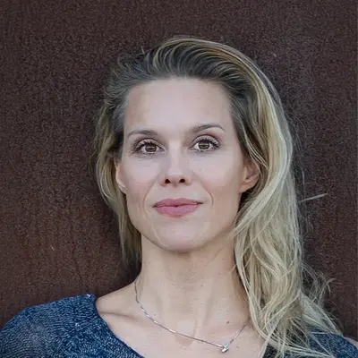 Portraitfoto von Silvia Maleen, Dozentin für Schauspiel, Meisner-Training und Camera Acting an der IAF Filmschauspielschule Köln