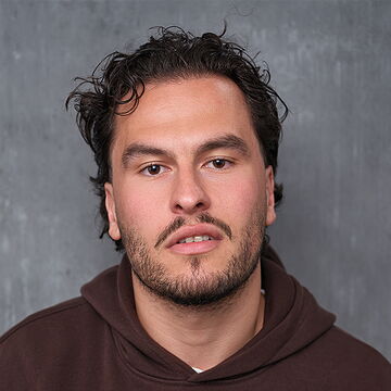 Portraitfoto des Schauspielers Efekan Oruc, IAF Absolvent 2026