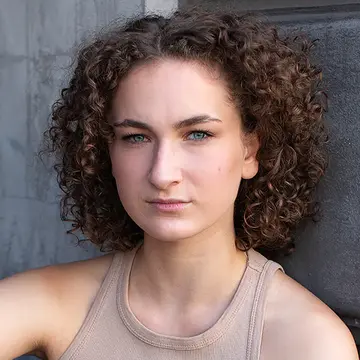 Portraitfoto der Schauspielerin Rebekka Roohnikan, IAF Absolventin 2024