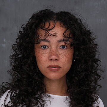 Portraitfoto der Schauspielerin Salome, IAF Absolventi 2026