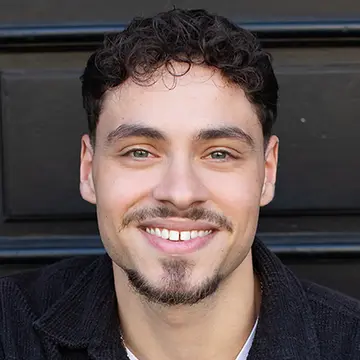 Portraitfoto des Schauspielers Angelo Alabiso, IAF Absolvent 2024