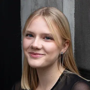 Portraitfoto der Schauspielerin Lea Bennmann, IAF Absolventin 2023