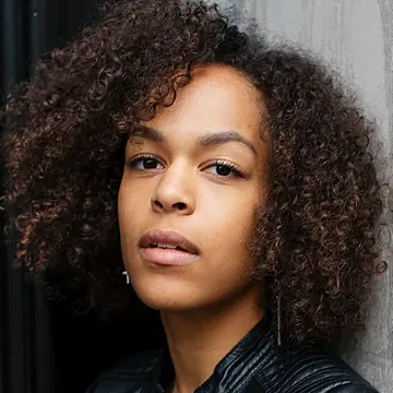 Portraitfoto der Schauspielerin Paula Essam, IAF Absolventin 2021