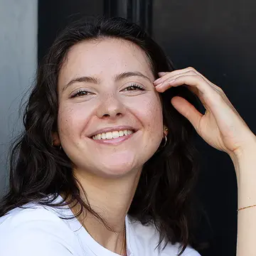 Portraitfoto der Schauspielerin Vivianna Santos, IAF Absolventin 2024