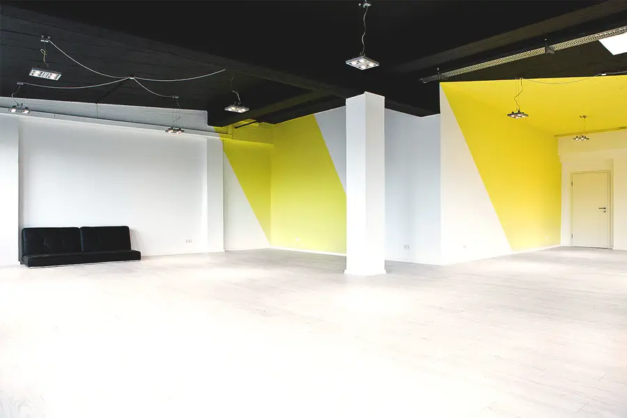 Weiträumiges Schauspielstudio mit gelben Wandakzenten und hellem Boden
