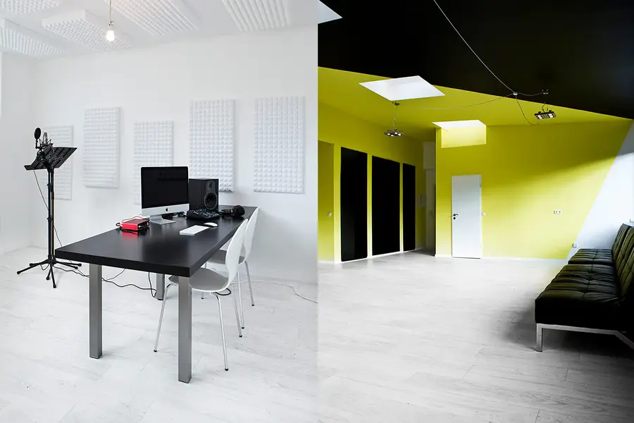 Ton und Synchronstudio mit Sprecherplatz neben gelbem Übungsraum