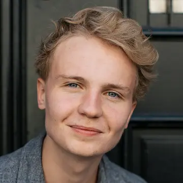 Portraitfoto des Schauspielers Hannes Lindner, IAF Absolvent 2020