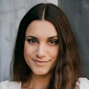 Portraitfoto der Schauspielerin Janet Jasmin Bruker, IAF Absolventin 2022