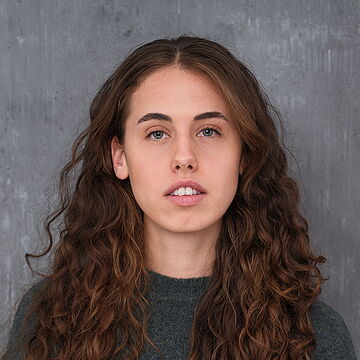 Portraitfoto der Schauspielerin Franca Hakvoort, IAF Absolventi 2026