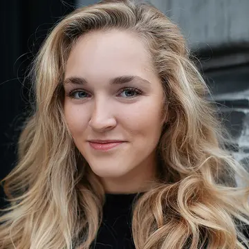 Portraitfoto der Schauspielerin Cynthia Holtz, IAF Absolventin 2019