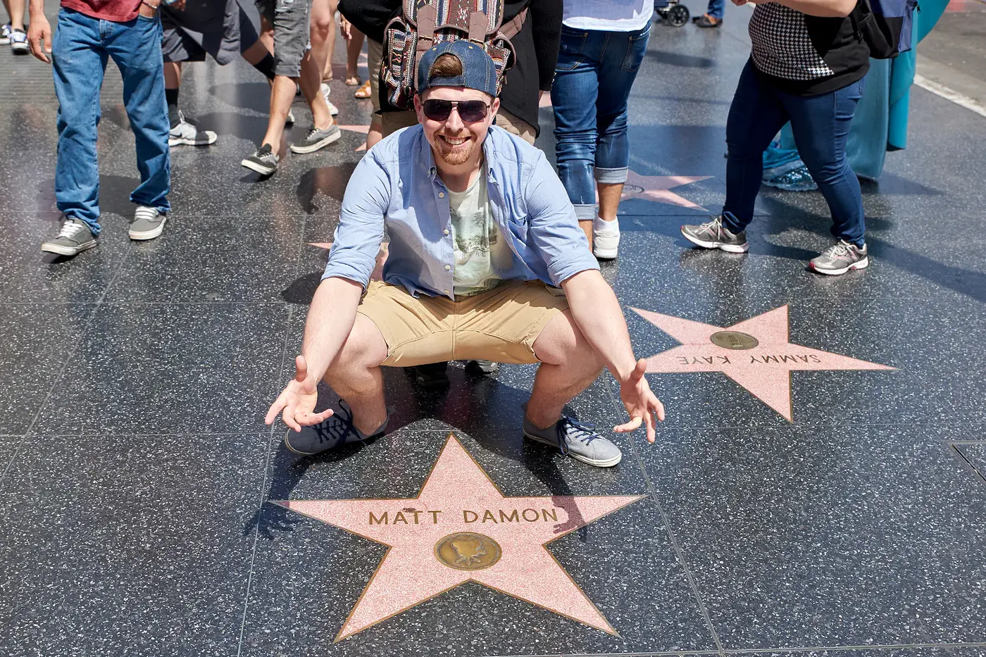 Student posiert verspielt über dem Stern von Matt Damon auf dem Walk of Fame, Los Angeles Studienfahrt der IAF 2017