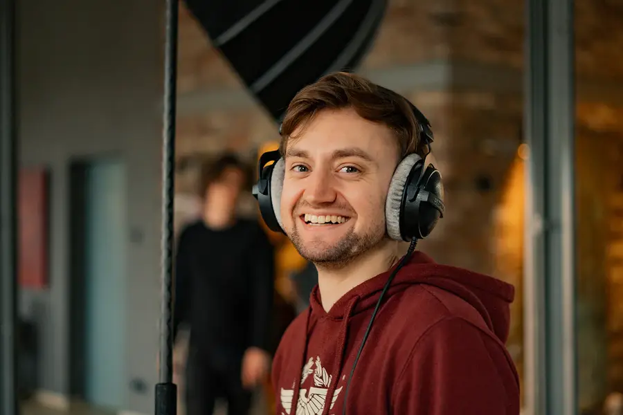 Student mit Kopfhörern bei der Tonaufnahme zum Abschlussfilm Paintball