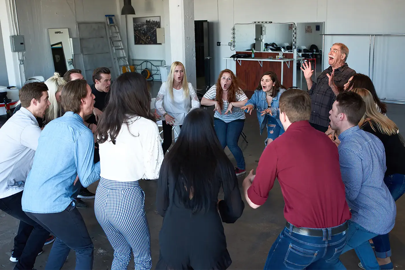 Schauspielübung im Kreis mit überraschten Reaktionen, Los Angeles Workshop der IAF 2017