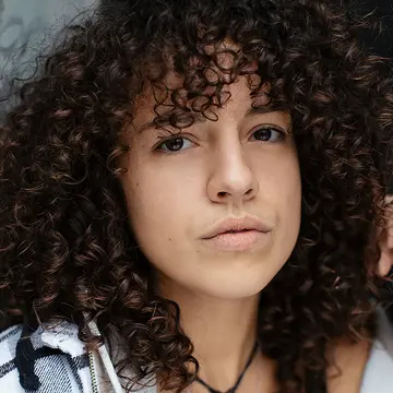 Portraitfoto der Schauspielerin Bettina Demin, IAF Absolventin 2019