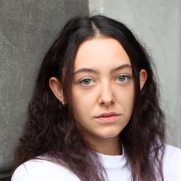 Portraitfoto der Schauspielerin Lena Luzia, IAF Absolventin 2023
