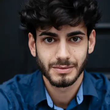 Portraitfoto des Schauspielers Kevin-Andrés Scepi, IAF Absolvent 2019