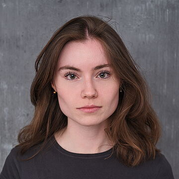 Portraitfoto der Schauspielerin Nadine Schwab, IAF Absolventi 2026