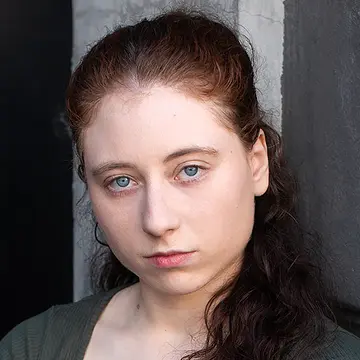 Portraitfoto der Schauspielerin Selina Vollmuth, IAF Absolventin 2024