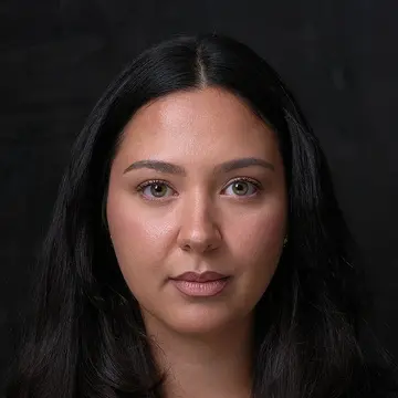 Portraitfoto der Schauspielerin Asena Kaya Parlatan, IAF Absolventin 2025